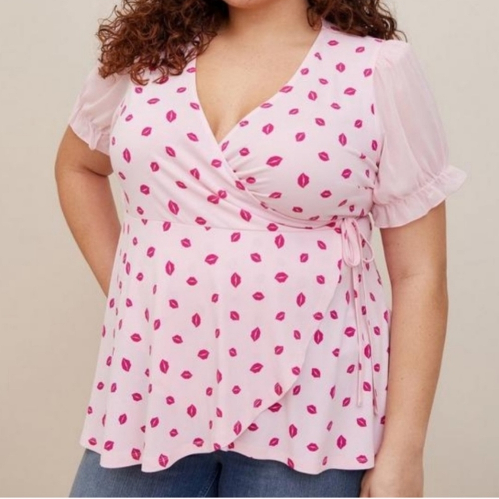 Torrid Pink Lip Print Top NWT sz 3X